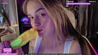 IT COULD BE YOUR DICK INSTEAD OF THIS TOAD - porn video